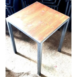 Tavolo di legno e acciaio